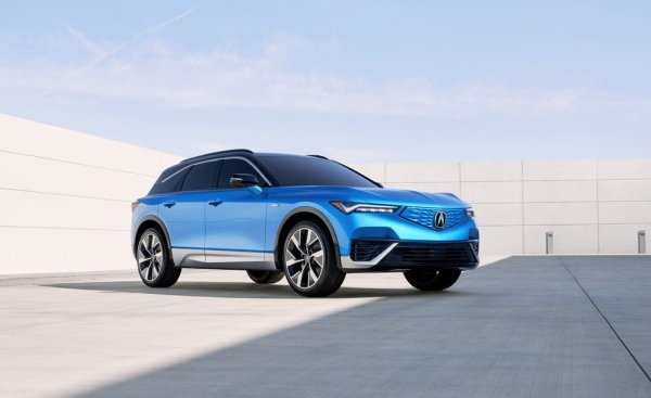Може да разпознаете инициалите ZDX от стария SUV модел на Acura, но този път те украсяват среден по размер кросоувър, който се очаква да бъде първият изцяло електрически автомобил на Acura, когато излезе на пазара в началото на следващата година.
ZDX използва платформата за батерии Ultium, разработена от General Motors – споделяйки компоненти с Cadillac Lyriq – и 102,0 kWh батерия, осигуряваща над 550 км пробег.
Базовата цена на модела ще бъде около 60 000 долара.

